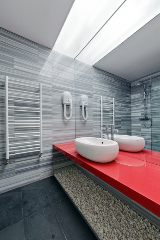 design salle de bains grise plan vasque rouge