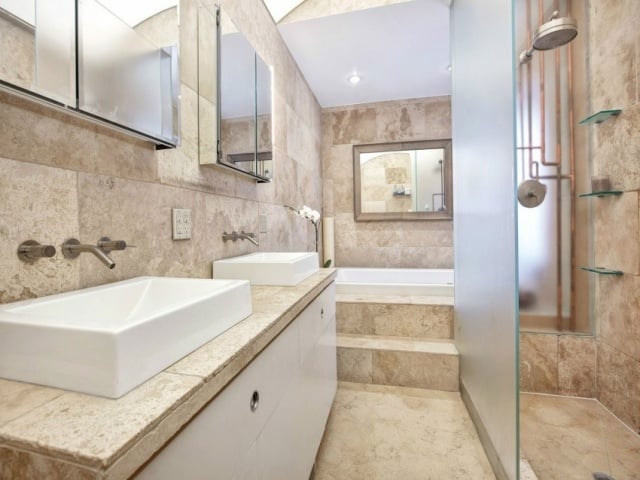 design salle de bains grès beige douche baignoire