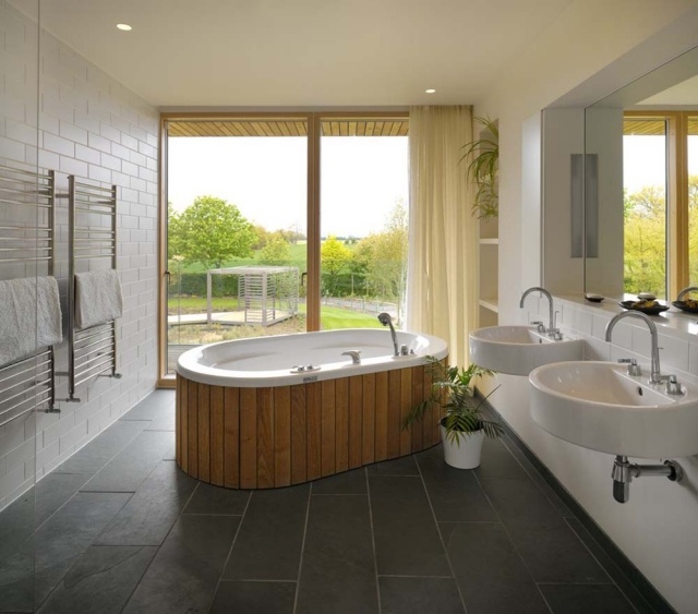 design salle de bains moderne baignoire îlot bois
