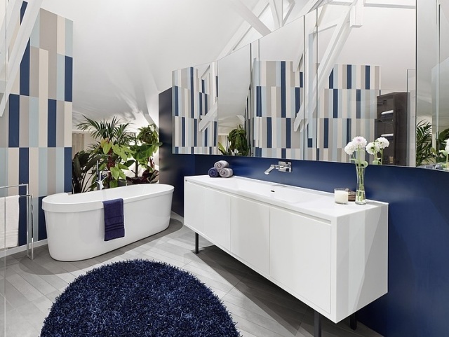 design-salle-bains-moderne-blanc-bleu-grand-miroir