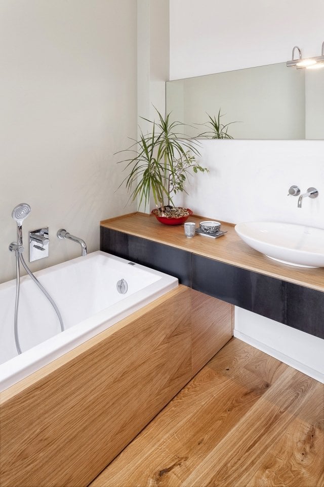 design-salle-bains-moderne-bois-chaleureux