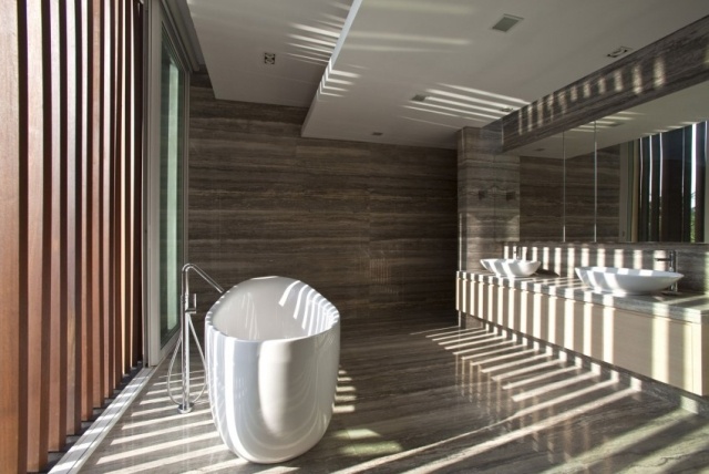 design salle bains moderne stores verticaux bois