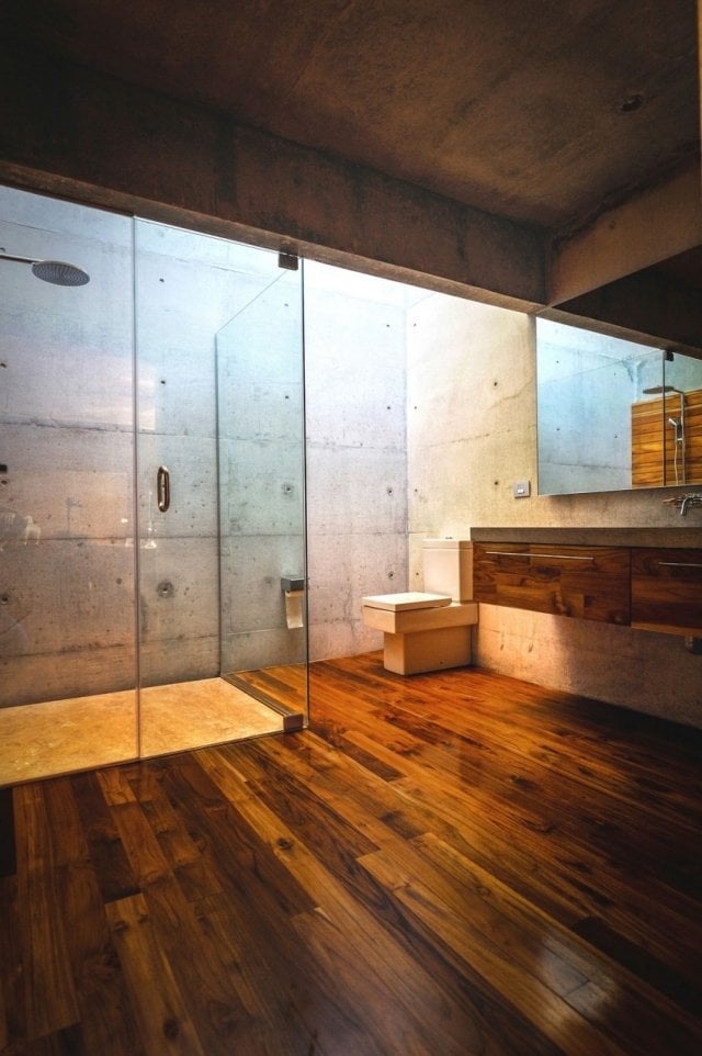 design salle bains sol bois murs béton paroi verre