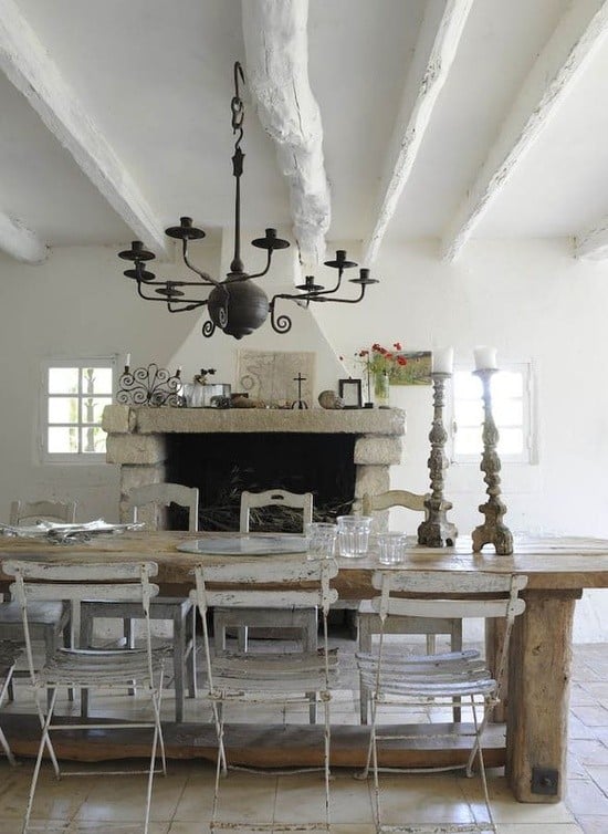 design-salle-manger-rustique-solives-peintes-blanches