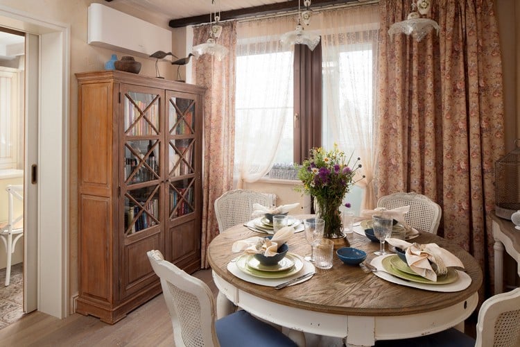design-salle-manger-table-ronde-bois-massif-rideaux-motifs-floraux-chaises