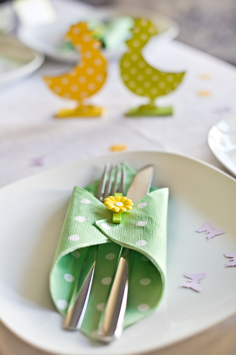 décoration-Pâques-table-vert-jaune-serviette-papier-pois-blancs