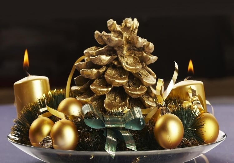 déco Noël centre table-boules-bougies-cône-or