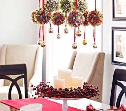 déco-de-Noël-fruits-églantier-boules-decoratives-suspendus