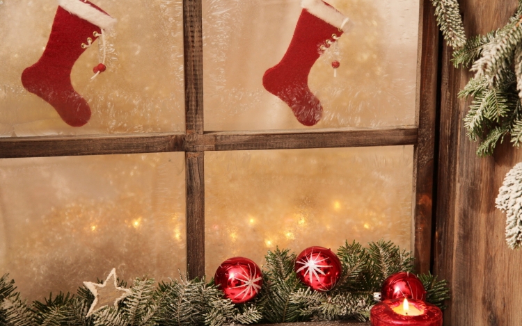 déco-fenêtre-Noël-chaussettes-Noel-rouge-blanc-guirlandes-branches-sapin-décoratives déco fenêtre Noël