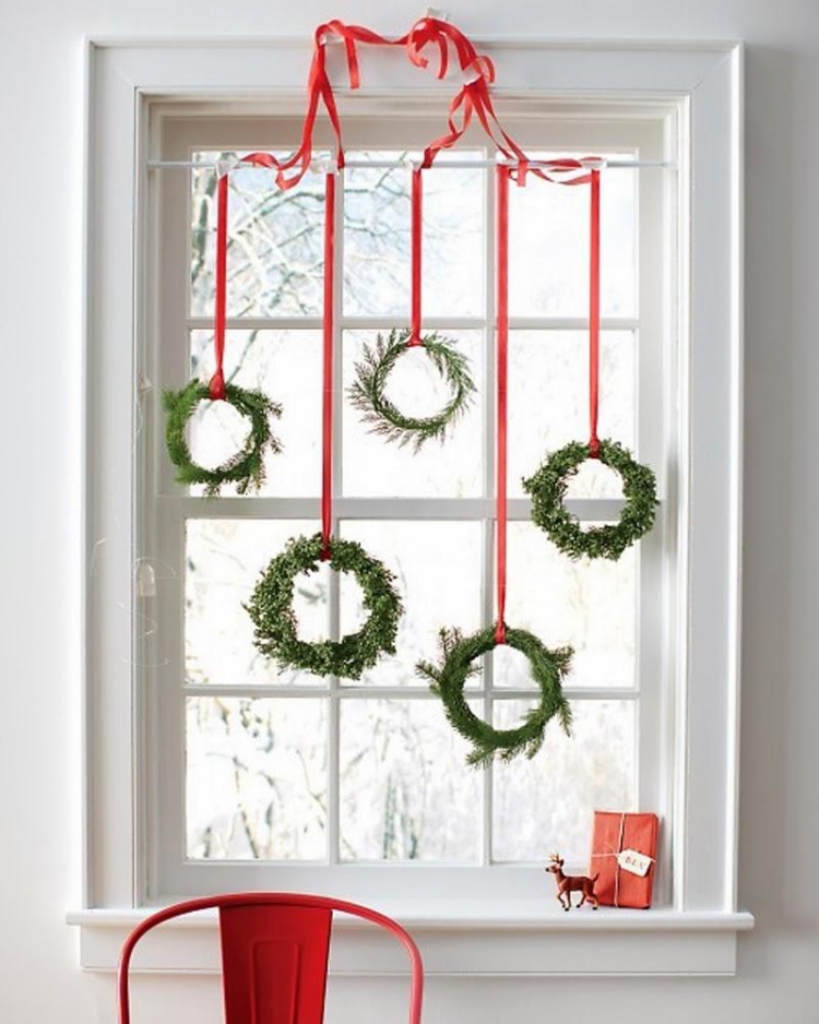 déco-fenêtre-Noël-couronnes-naturelles-rubans-rouges déco fenêtre Noël
