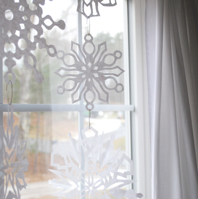 déco-fenêtre-Noël-guirlande-flocons-neige-papier déco fenêtre Noël