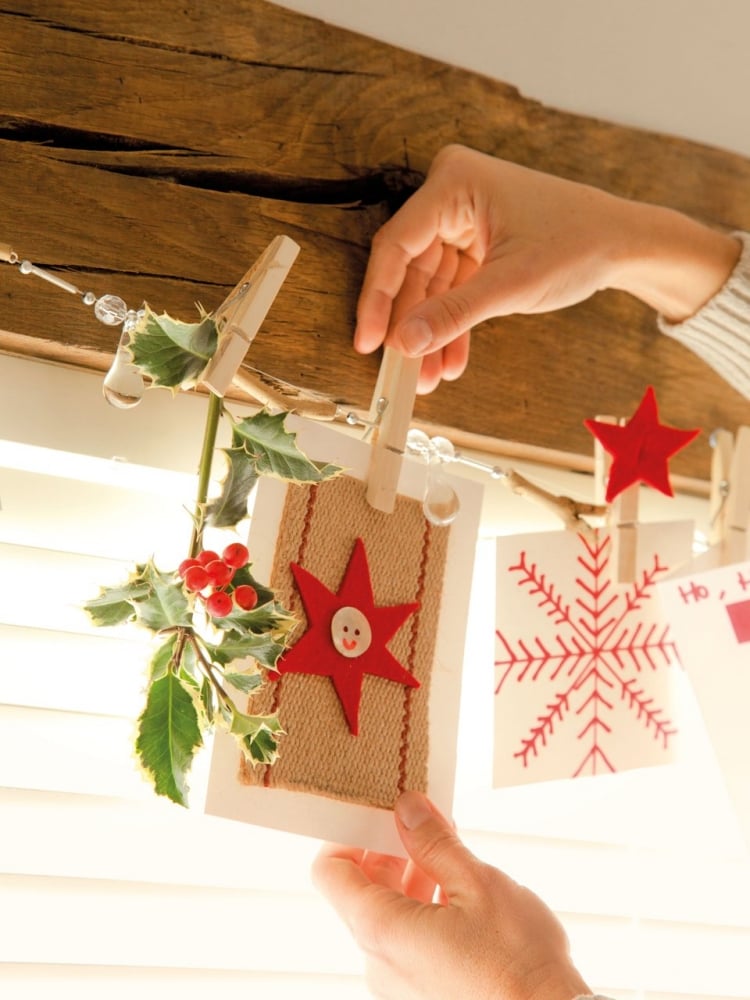 déco-fenêtre-Noël-guirlande-ornements-papier-cartes-voeux-branche-houx déco fenêtre Noël