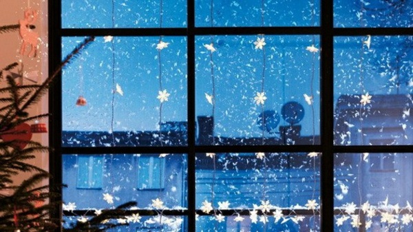 déco-fenêtre-Noël-guirlandes-lumineuses-flocons-neige-blancs