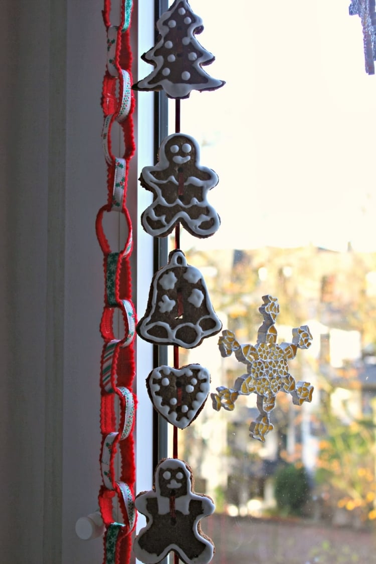 déco-fenêtre-Noël-guirlandes-tissu-rouge-pain-épice-ornements déco fenêtre Noël