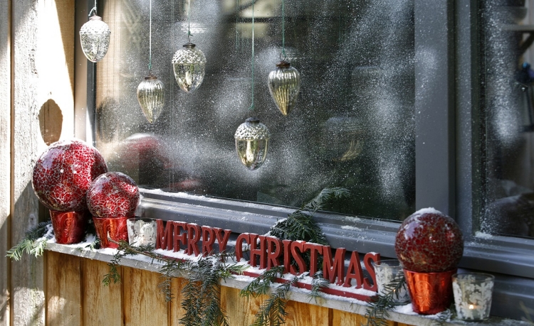 déco-fenêtre-Noël-ornements-glands-décoratifs-suspendus-boules-rouges-lettres déco fenêtre Noël
