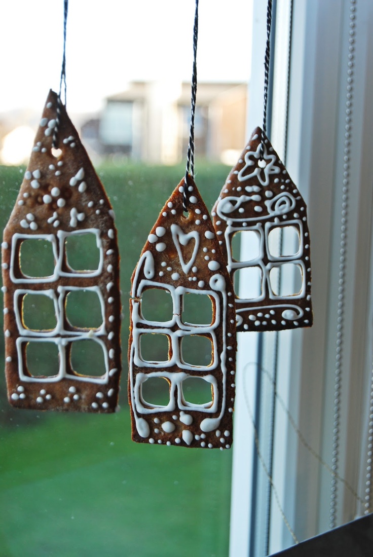 déco-fenêtre-Noël-petites-maisons-pain-épice-crème-fraîche déco fenêtre Noël