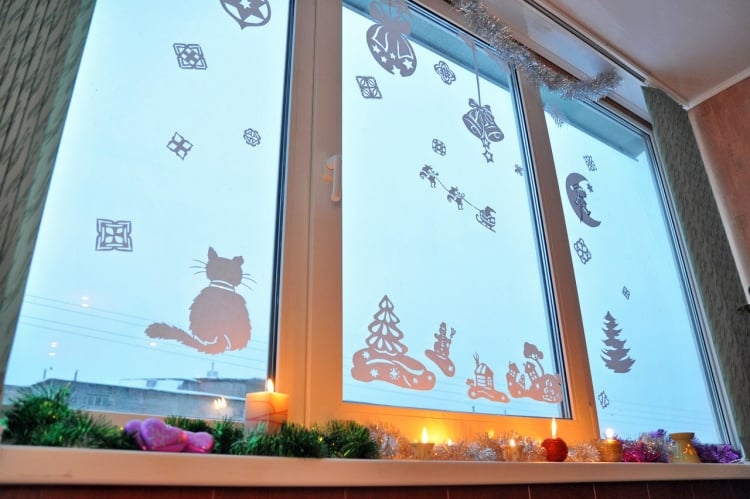 déco-fenêtre-Noël-stickers-fenêtre-blancs-bougies-guirlande-verte déco fenêtre Noël