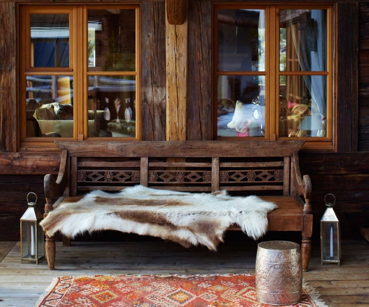 déco-intérieur-style-chalet-banc-bois-tapis-fourrure-lanternes