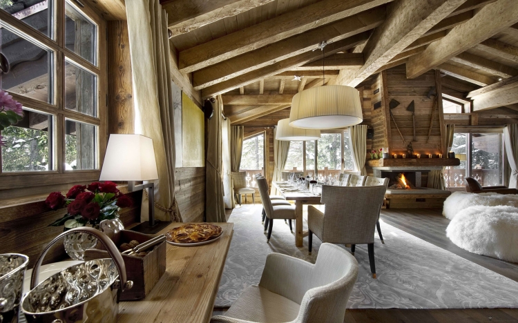 déco-intérieur-style-chalet-plafond-bois-cheminée-poufs