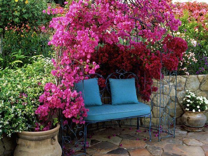 déco-jardin-kiosque-fer-décoré-fleurs-grimpantes