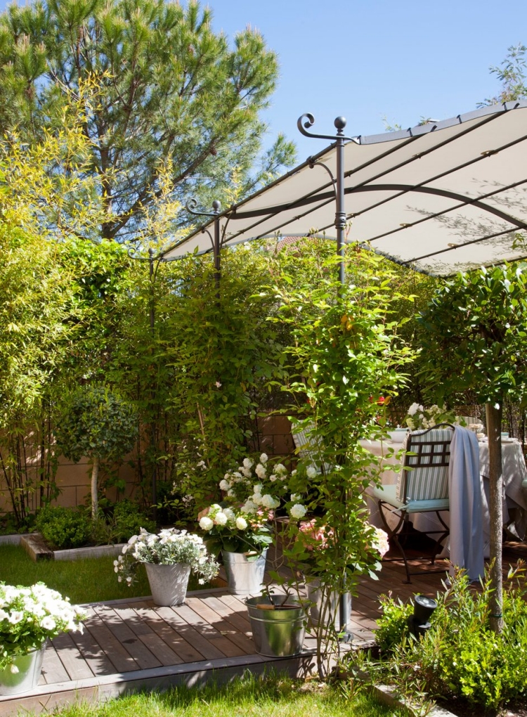 déco-jardin-pergola-fer-roses-blanches-grimpantes