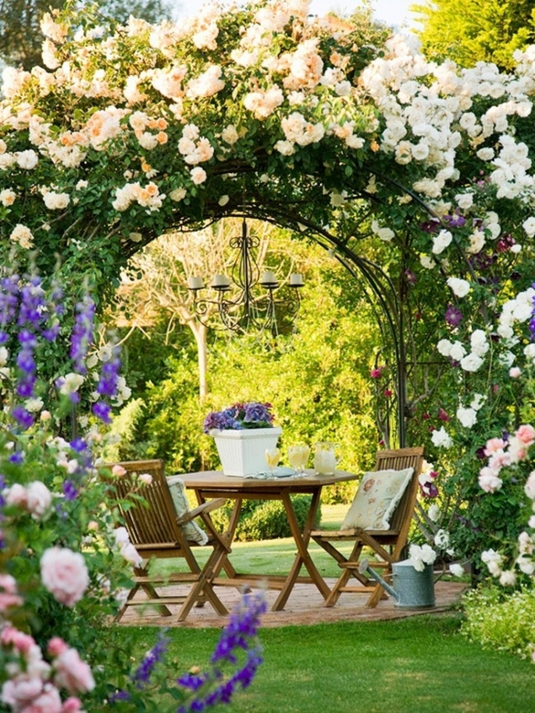 déco-jardin-pergola-fer-roses-grimpantes