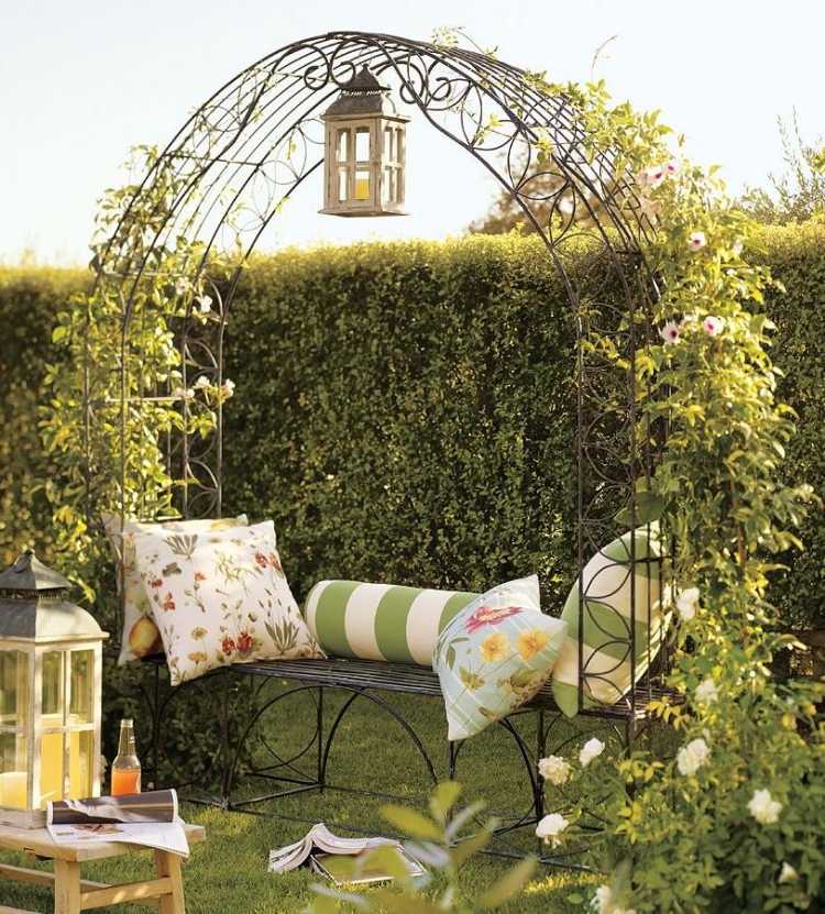 déco-jardin-petite-pergola-banc-fer-fleurs-grimpantes