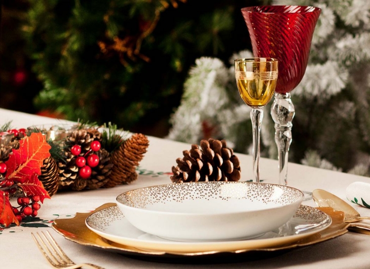 déco-table-Noël-arrangement-pommes-pin-baies-rouges-verres-rouge-or