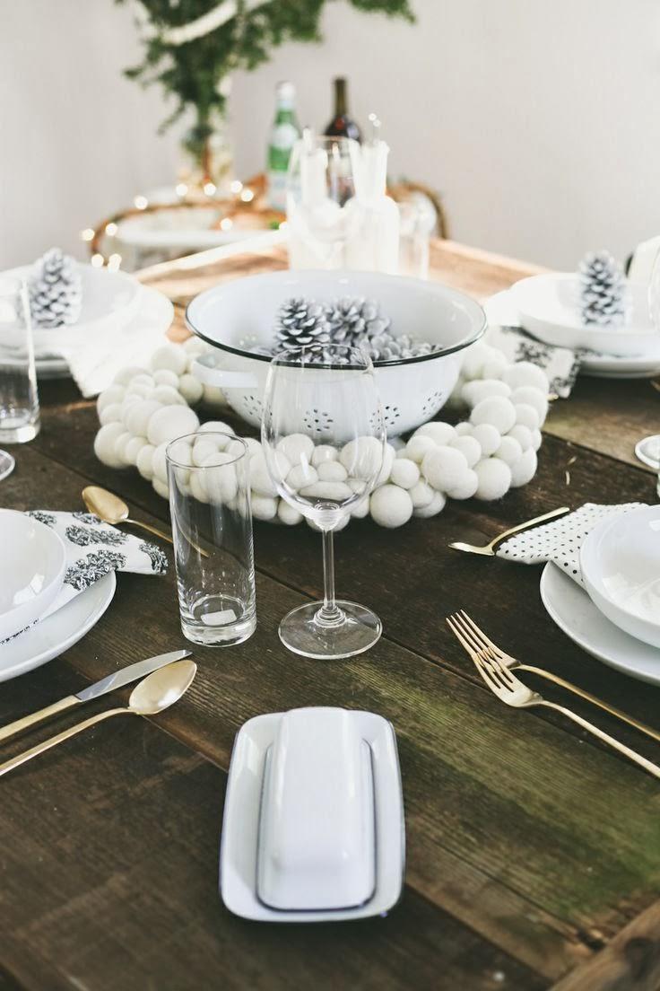 déco-table-Noël-bois-rustique-déco-blanche-pommes-pin-boules-Noel-blanches