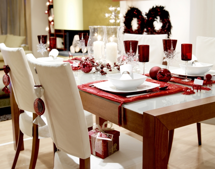 déco-table-Noël-bonbons-rouges-chaises-dessous-assiette-rouge-boules-Noel-rouges-verres-flocons-neige-décoratifs