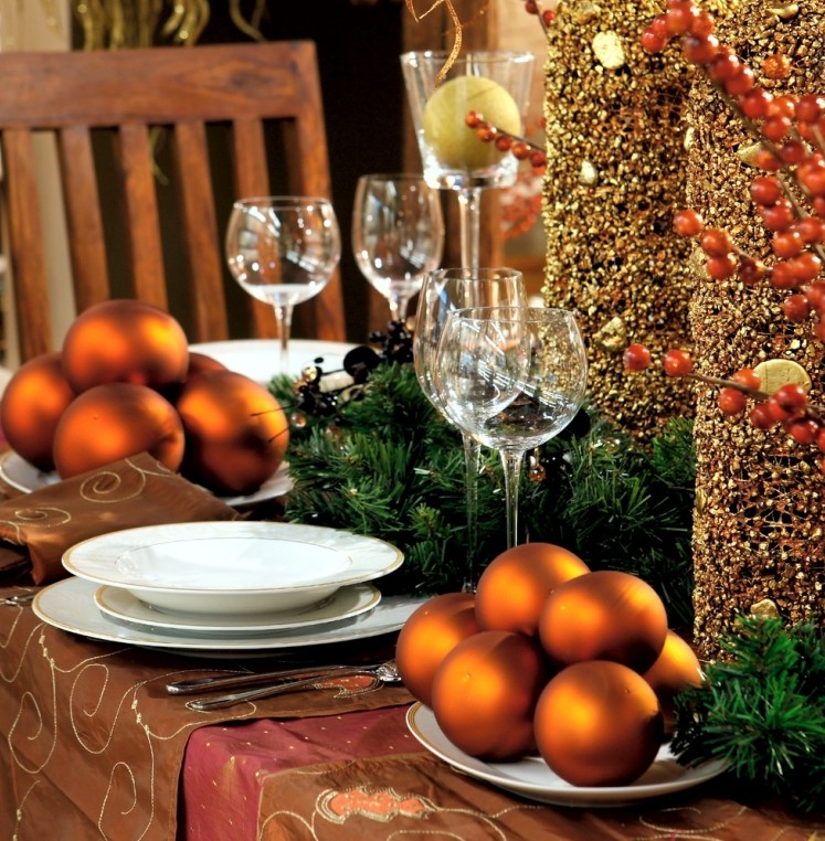 déco-table-Noël-boules-Noel-orange-chaud-branches-sapin-décoratives-arrangements-originaux