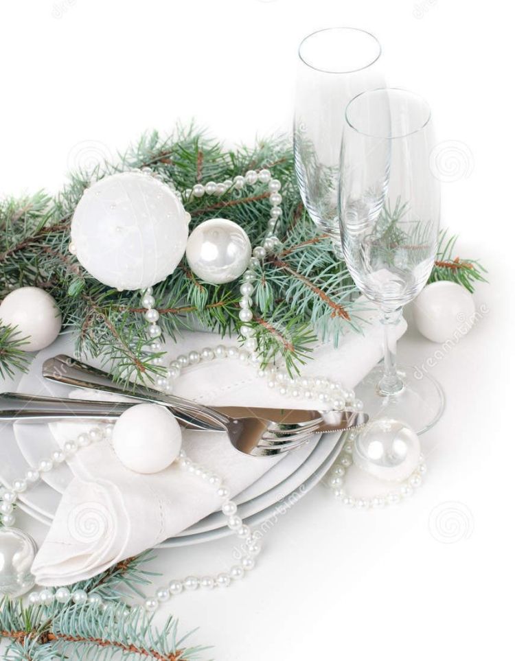 déco table de Noël boules-blanches-branches-sapin-perles