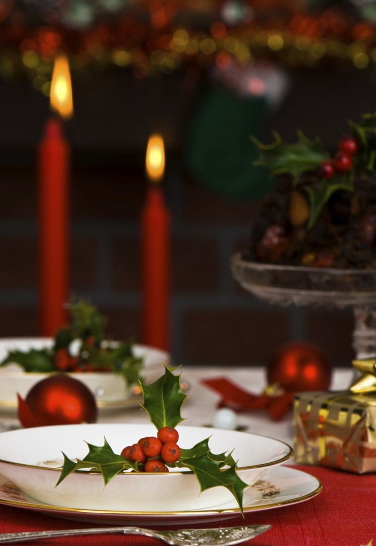 déco-table-Noël-branche-houx-nappe-rouge-chandelles-rouges