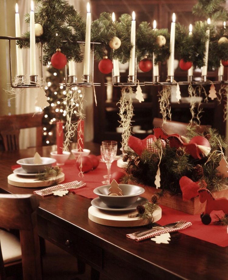 déco-table-Noël-branches-sapin-boules-Noel-blanc-rouge-pommes-pin-sapins-décoratifs