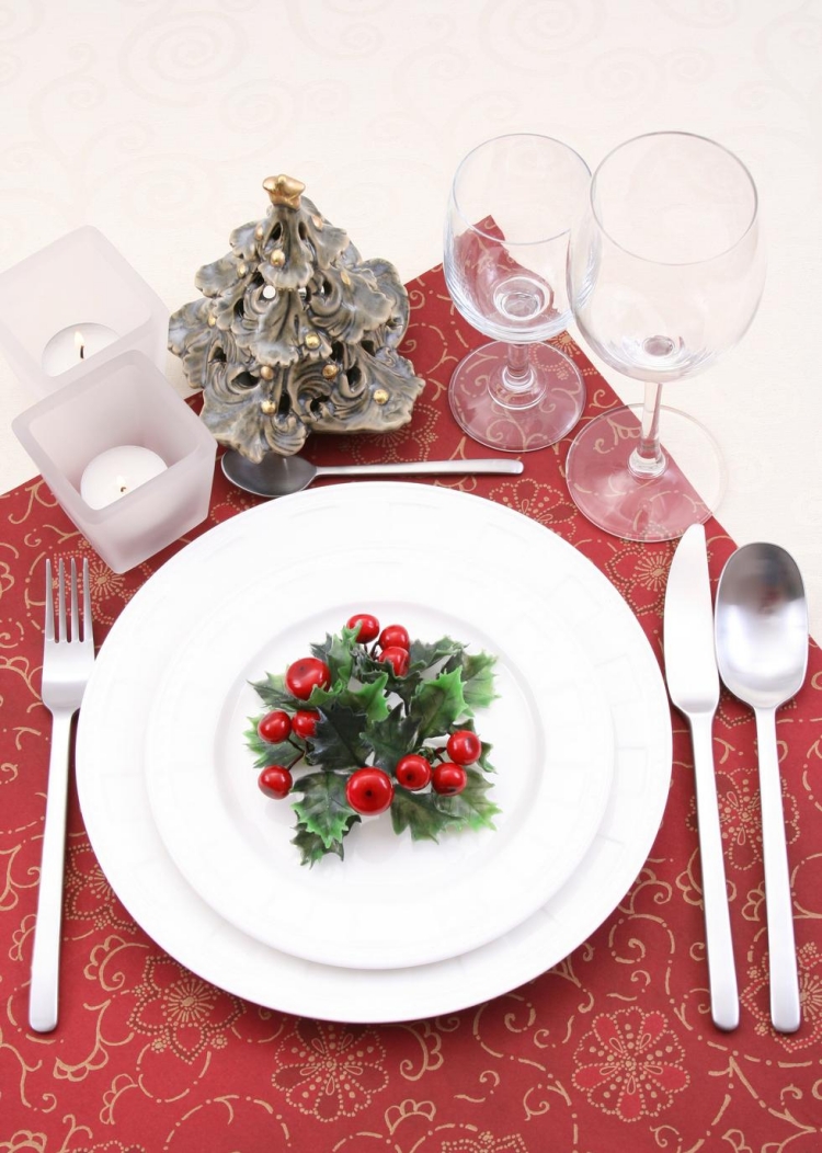 déco-table-Noël-branchette-houx-bougies-blanches-dessous-assiette-rouge-sapin-décoratif