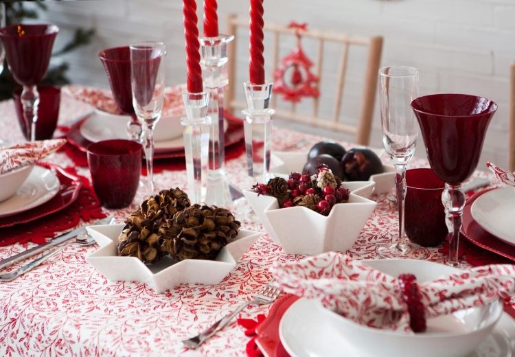 déco-table-Noël-chandelles-rouges-vaisselle-rouge-blanc-nappe-blanche-motifs-rouges