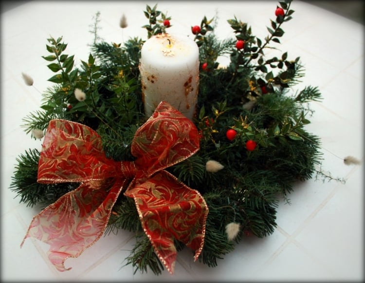 déco table de Noël couronne-branchettes-vertes-ruban