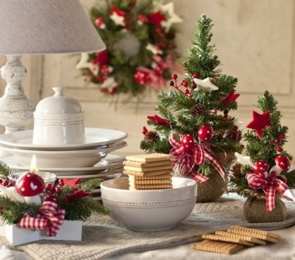 déco table de Noël petits-sapins-rubans-vichy-champignons