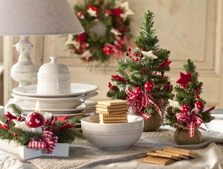déco table de Noël petits-sapins-rubans-vichy-champignons