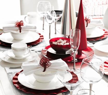 déco-table-Noël-sapin-décoratifs-argent-rouge-serviettes-blanches-rond-serviette-rouge-décoratif-assiettes-blanc-rouge