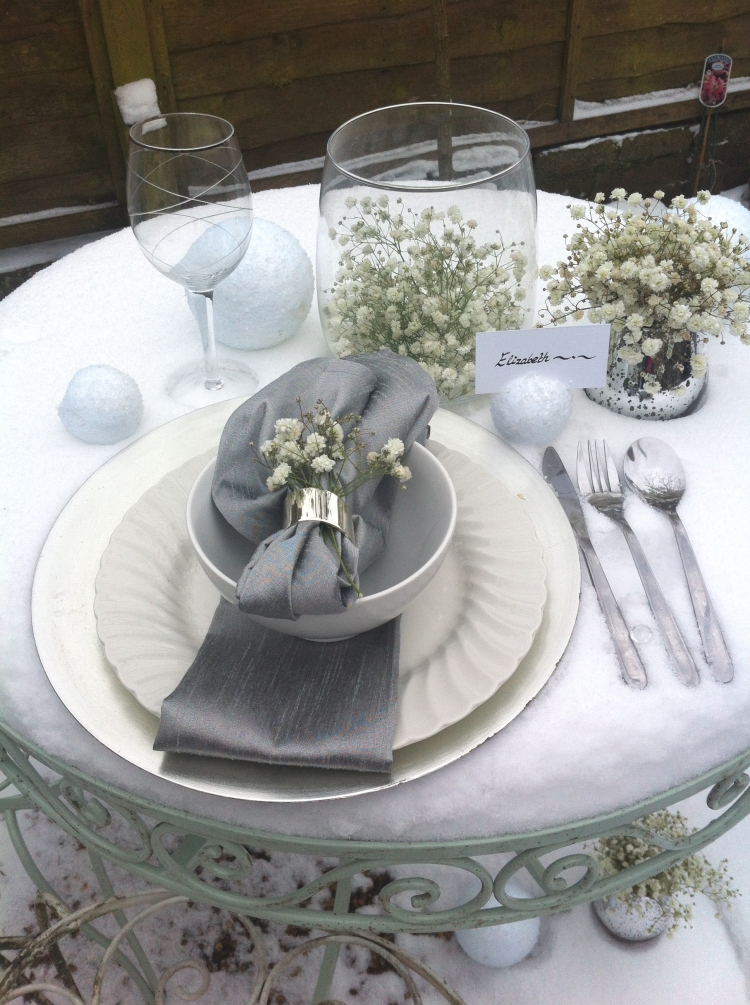 déco-table-mariage-fleurs-blanches-serviette-grise