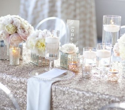 déco-table-mariage-hiver-nappe-paillettes-fleurs