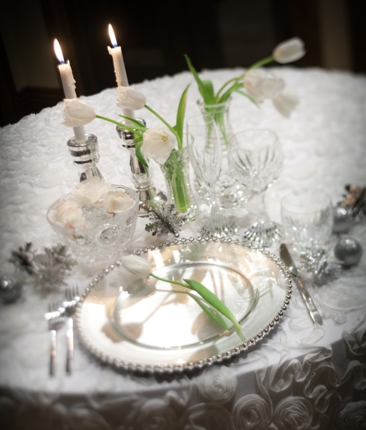 déco-table-mariage-tulipes-chandelles-blanches