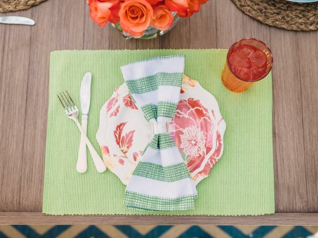 déco-table-printanière-roses-oranges-service-assorti