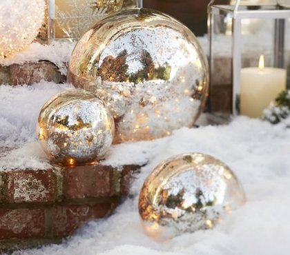 décoration-Noël-extérieur-boules-Noël-couleur-argent-brillantes-bougies-blanches