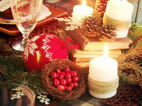 décoration-bougies-Noël-blanches-corde-baies-rouges-branches-sapin