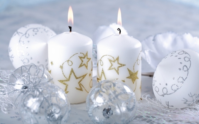 décoration-bougies-Noël-blanches-étoiles-or