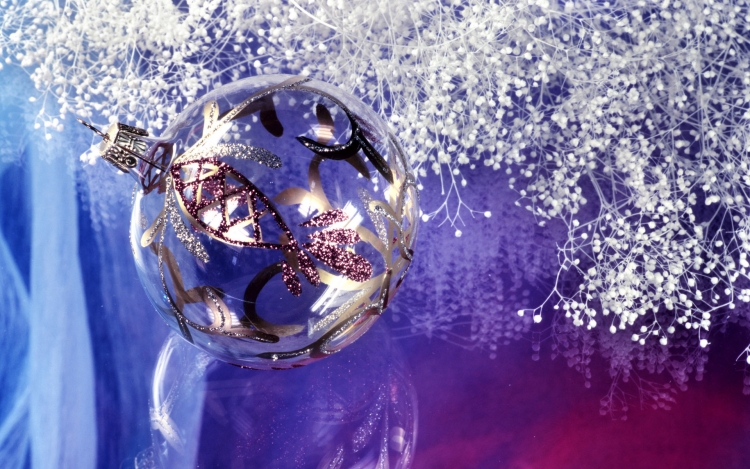 décoration-de-Noël-boules-decorative-blanche-fond-bleu