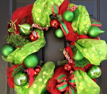 décoration-de-Noël-couleur-verte-rouge-boules-decoratives