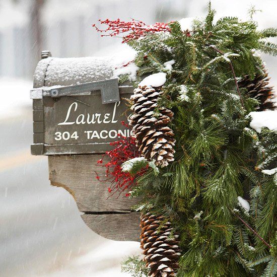 décoration-de-Noël-espace-extérieur-branches-pin-boites-lettres